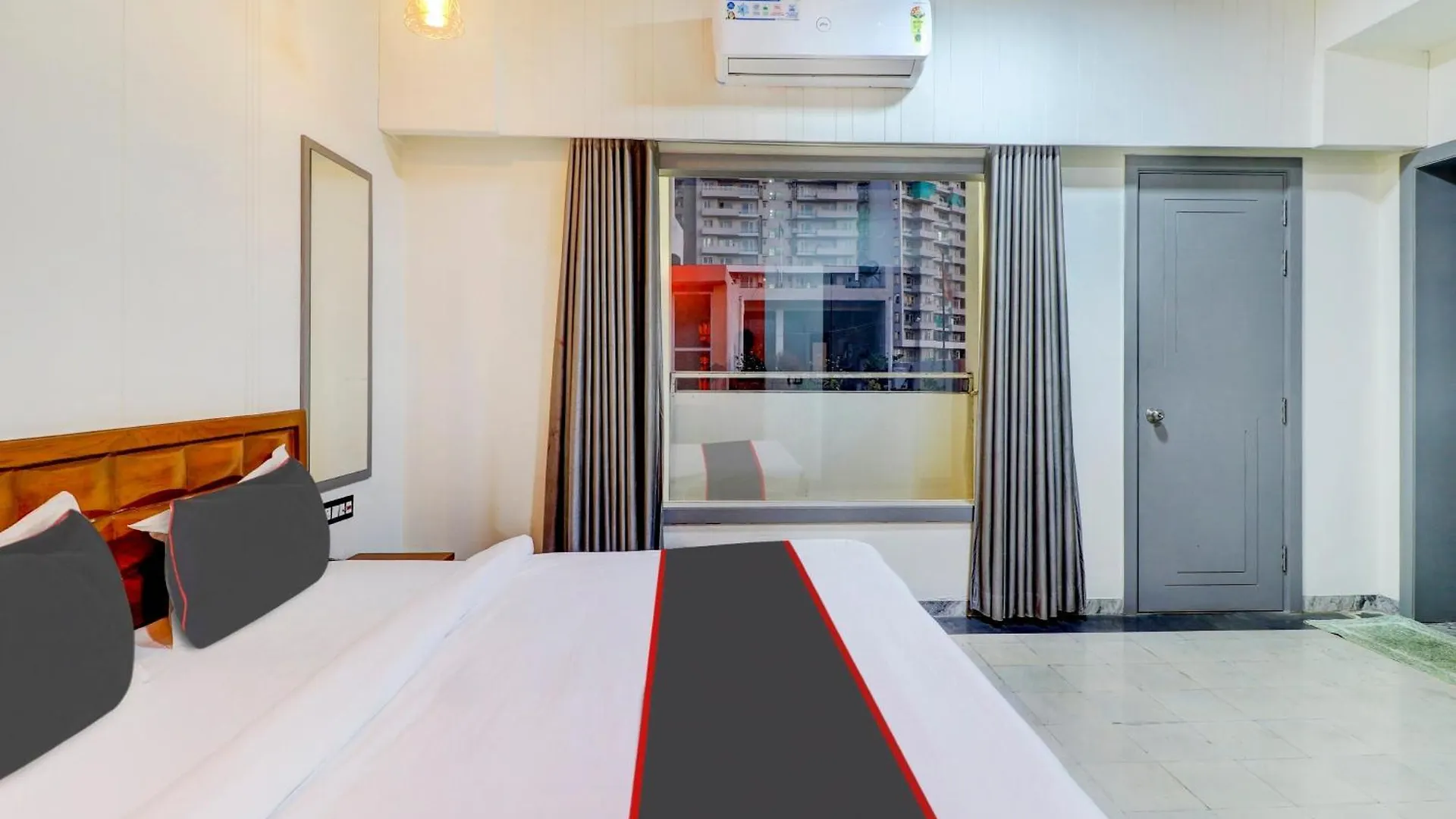 Collection O Hampton Inn Tajganj