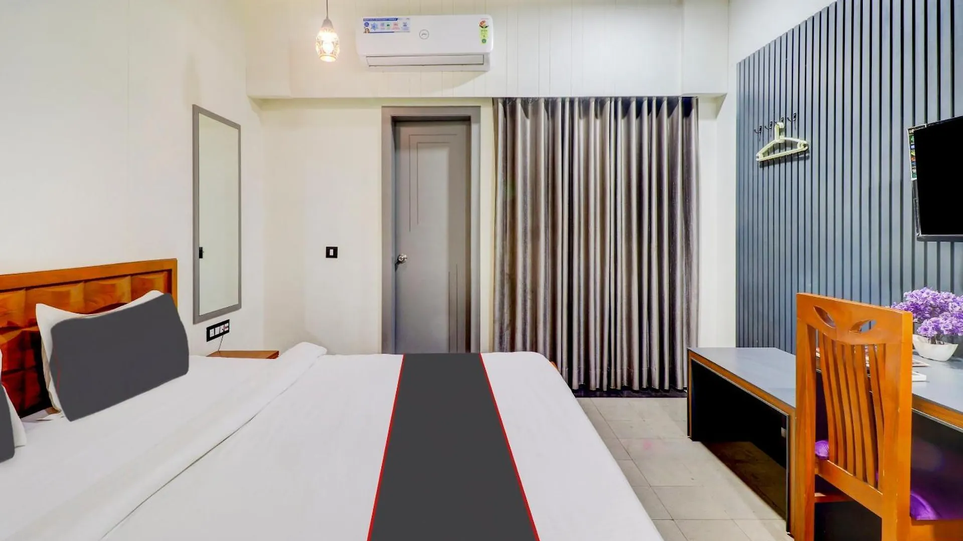Collection O Hampton Inn Tajganj